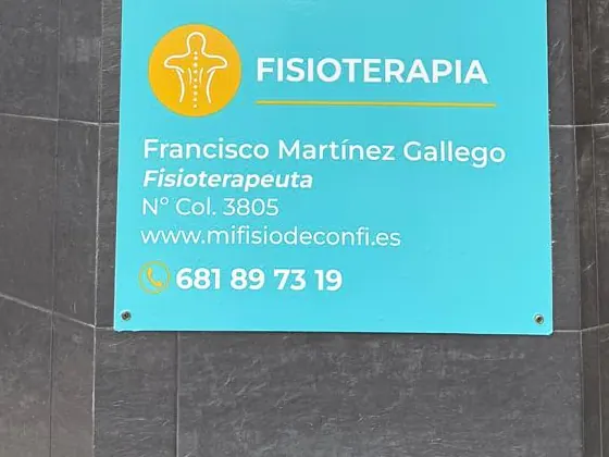 El panel de fisioterapia del cartel de Diversamente: Francisco Martínez Gallego, fisioterapeuta, n.º de colegiado 3805, su web y su teléfono